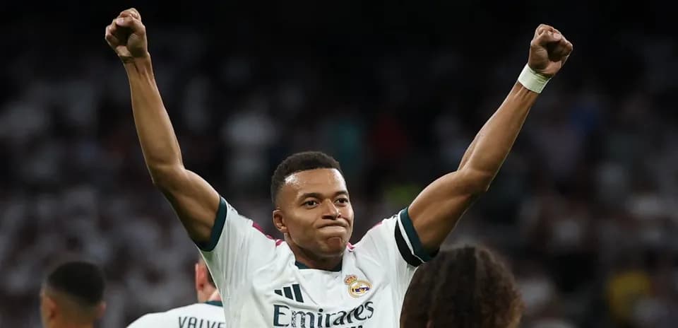 Jugador de Real Madrid celebrando con los brazos en alto