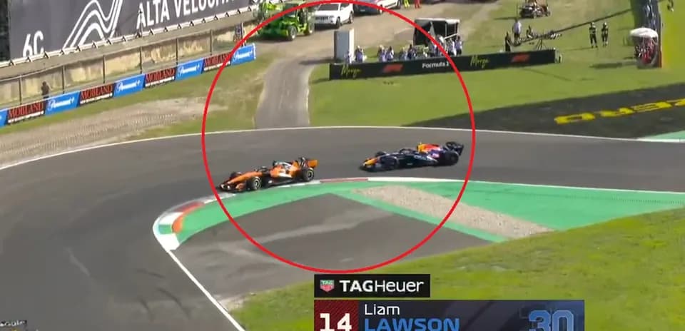 Dos coches compitiendo en curva durante la carrera