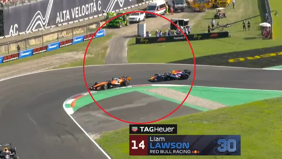 Dos coches compitiendo en curva durante la carrera