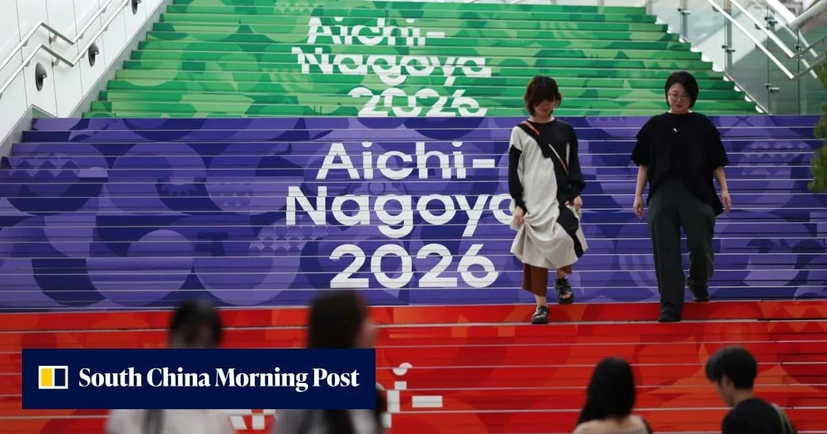 Dos personas bajando escaleras decoradas con Aichi-Nagoya 2026
