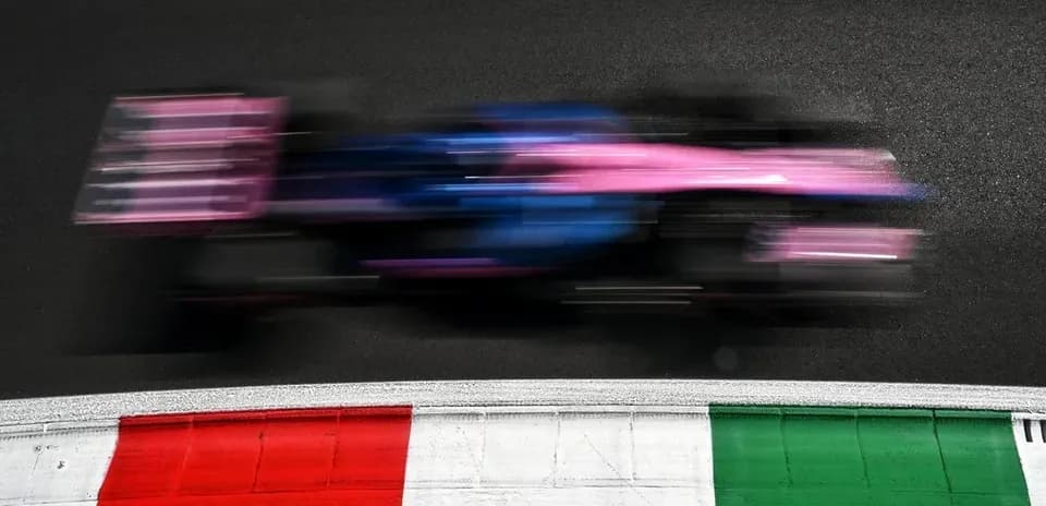 Coche de Fórmula 1 en movimiento sobre el circuito