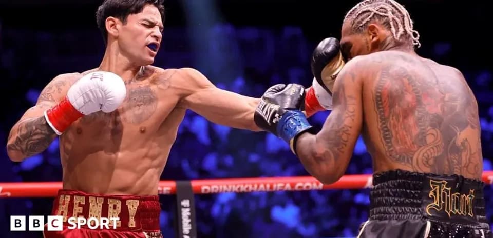 Boxeador lanzando un golpe a su oponente