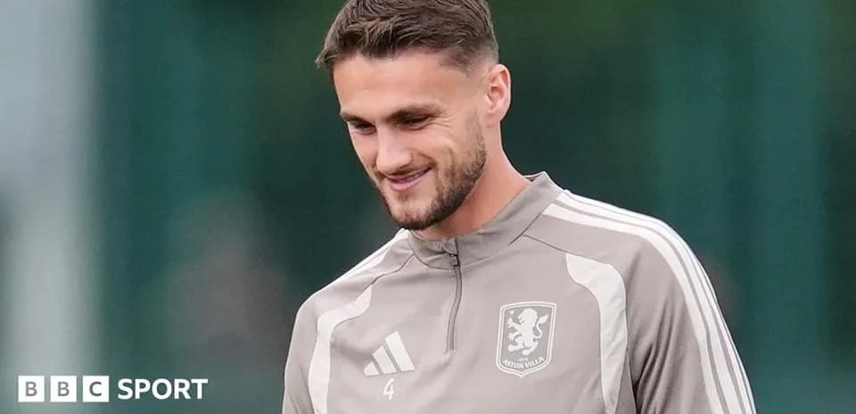 Jugador de Aston Villa durante sesión de entrenamiento