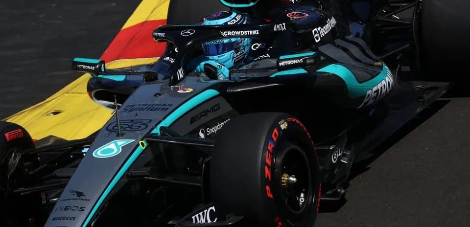 Coche de Fórmula 1 en curva durante carrera