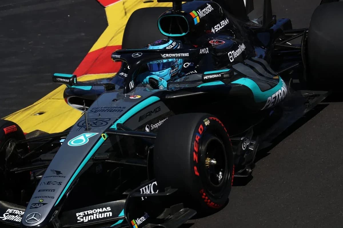Coche de Fórmula 1 en curva durante carrera
