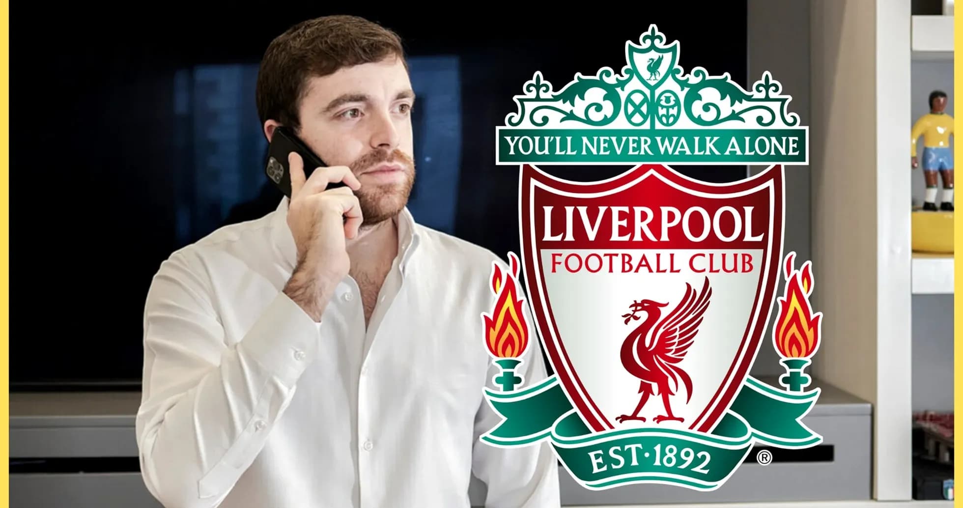 Hombre hablando por teléfono con logo de Liverpool