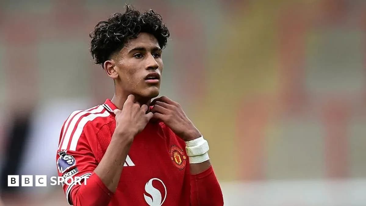 Jugador de Manchester United ajustando su camiseta