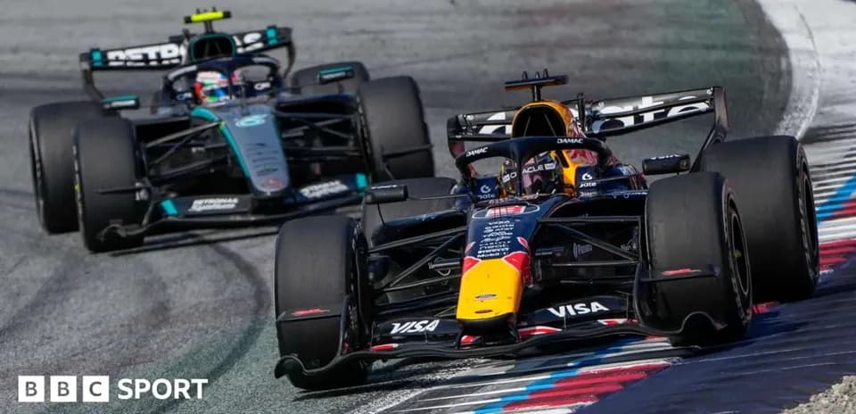 Dos coches de Fórmula 1 compitiendo en pista