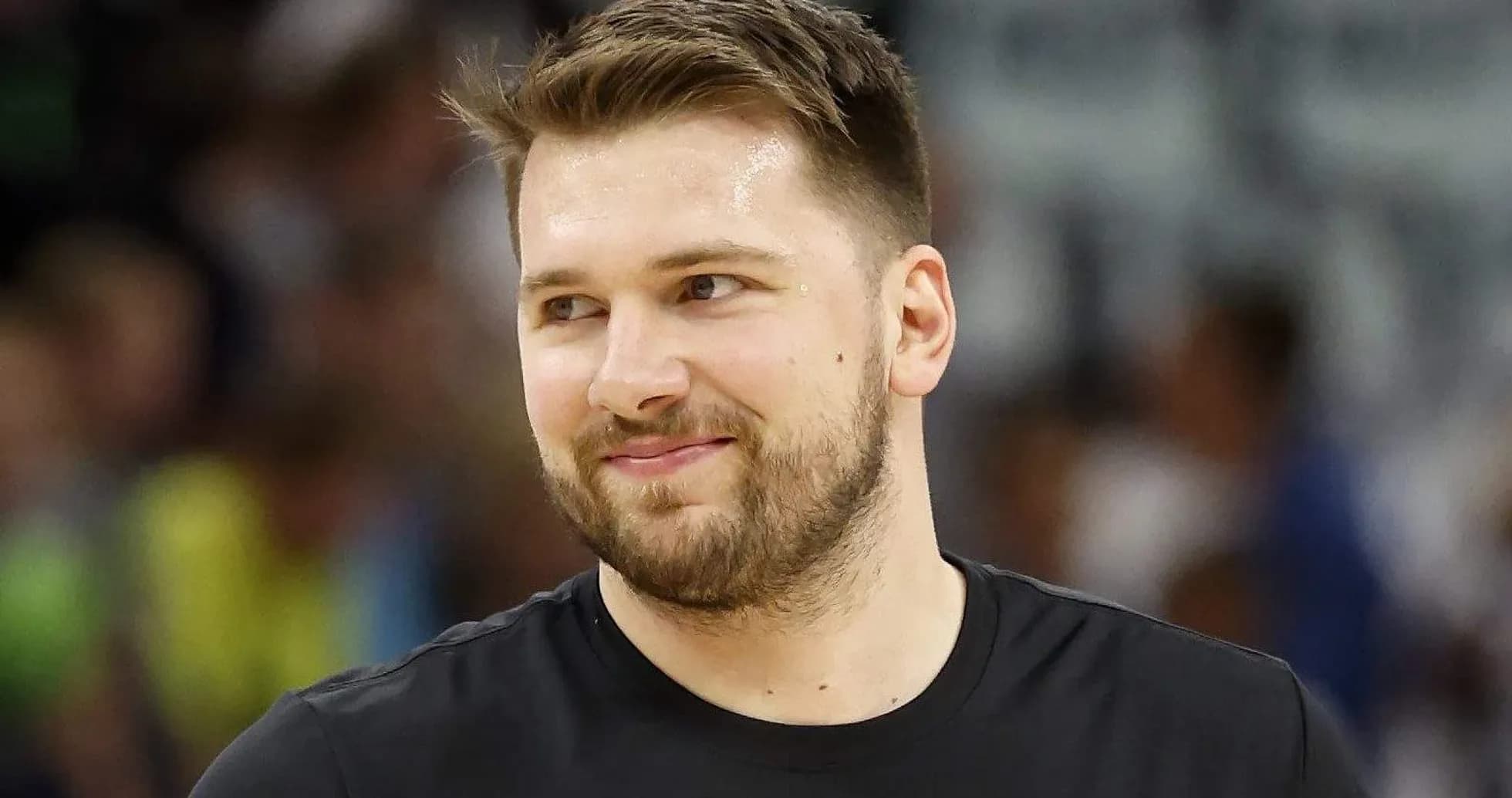 Jugador sonriendo durante un calentamiento de baloncesto