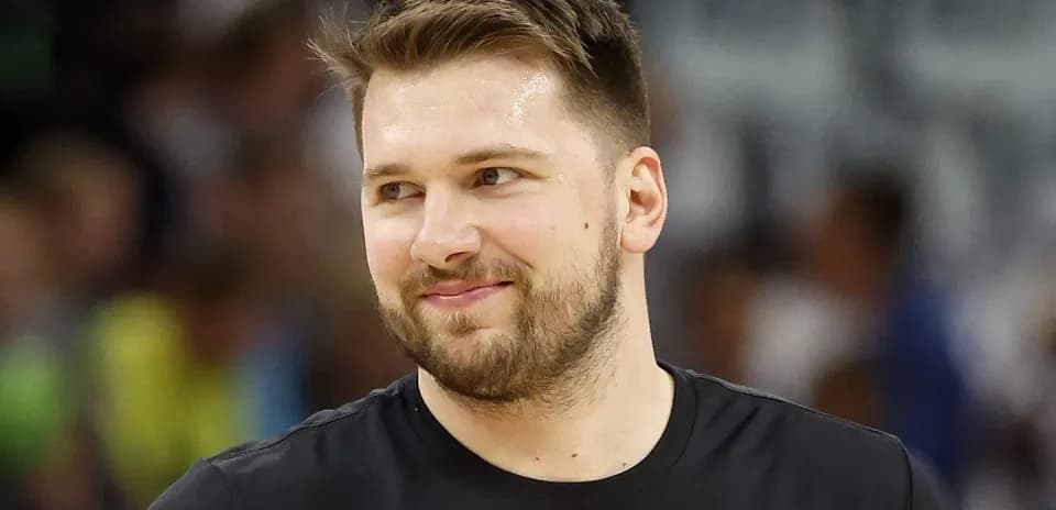 Jugador sonriendo durante un calentamiento de baloncesto