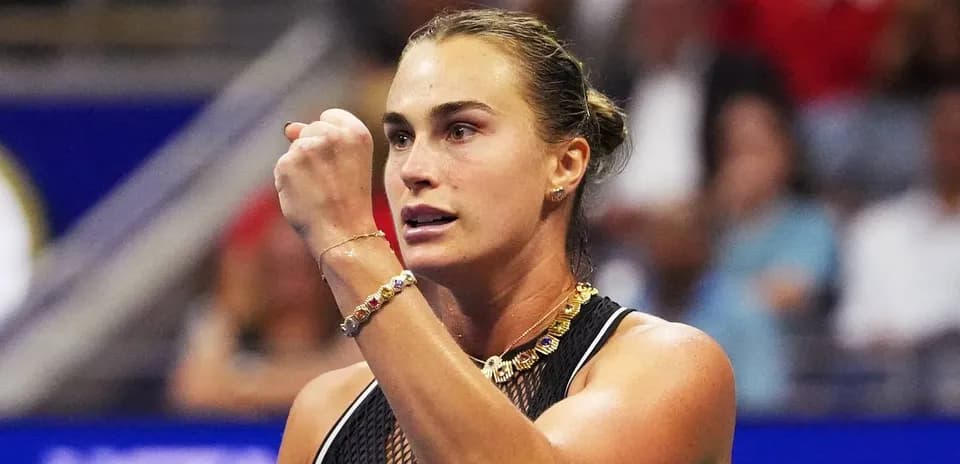 Jugadora de tenis celebrando en la cancha