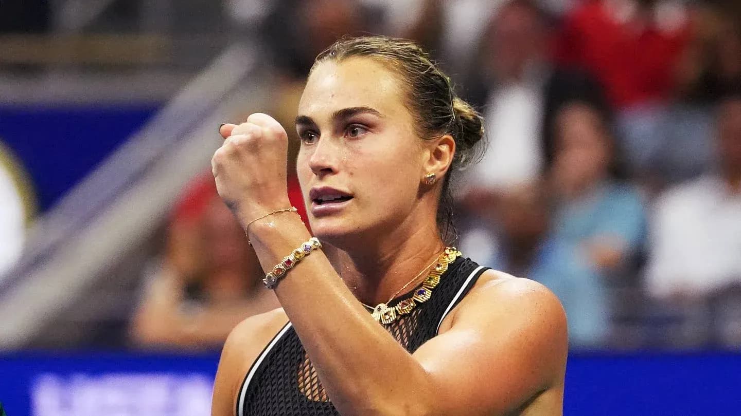Jugadora de tenis celebrando en la cancha