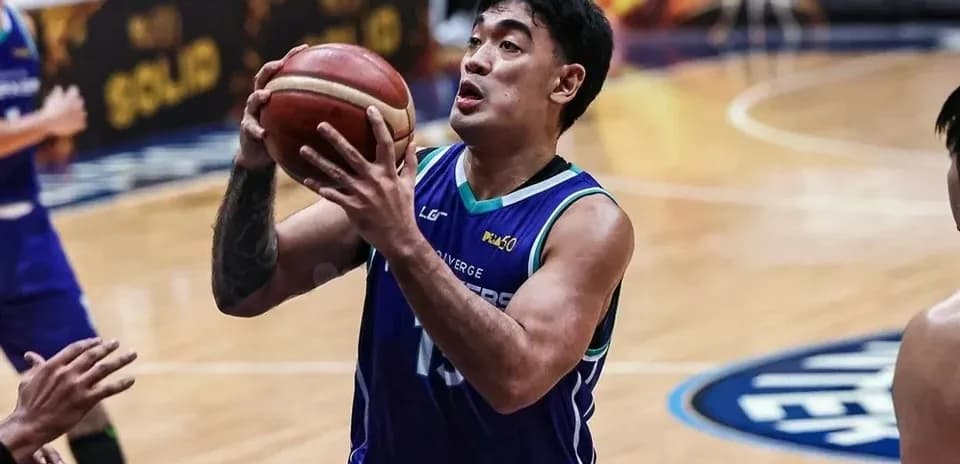 Jugador de baloncesto lanzando el balón en la cancha