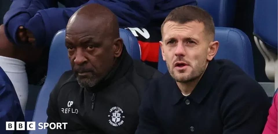 Entrenador y jugador de Luton Town en el banquillo