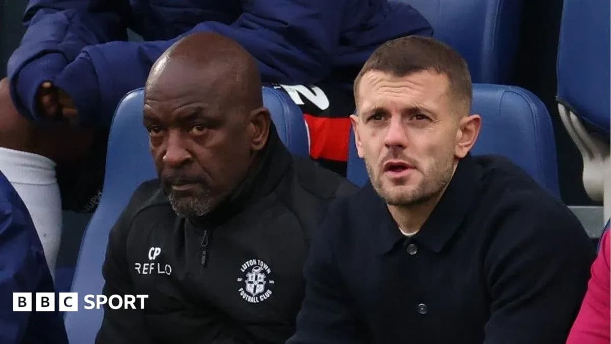 Entrenador y jugador de Luton Town en el banquillo