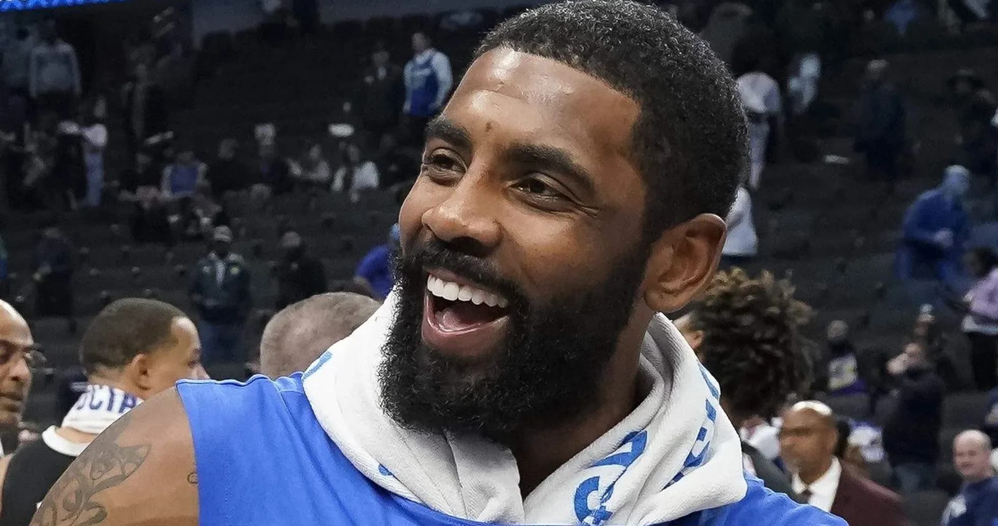 Jugador sonriente en la cancha después del partido
