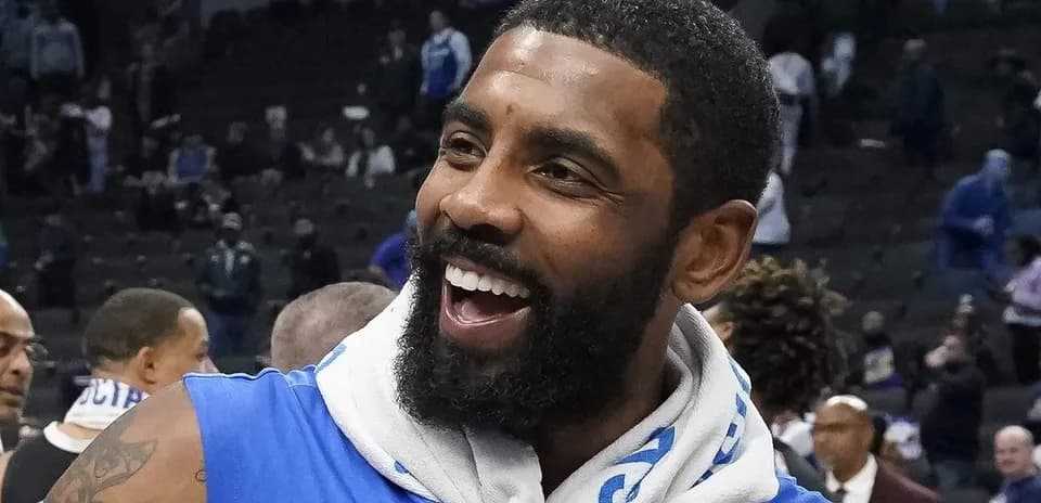 Jugador sonriente en la cancha después del partido