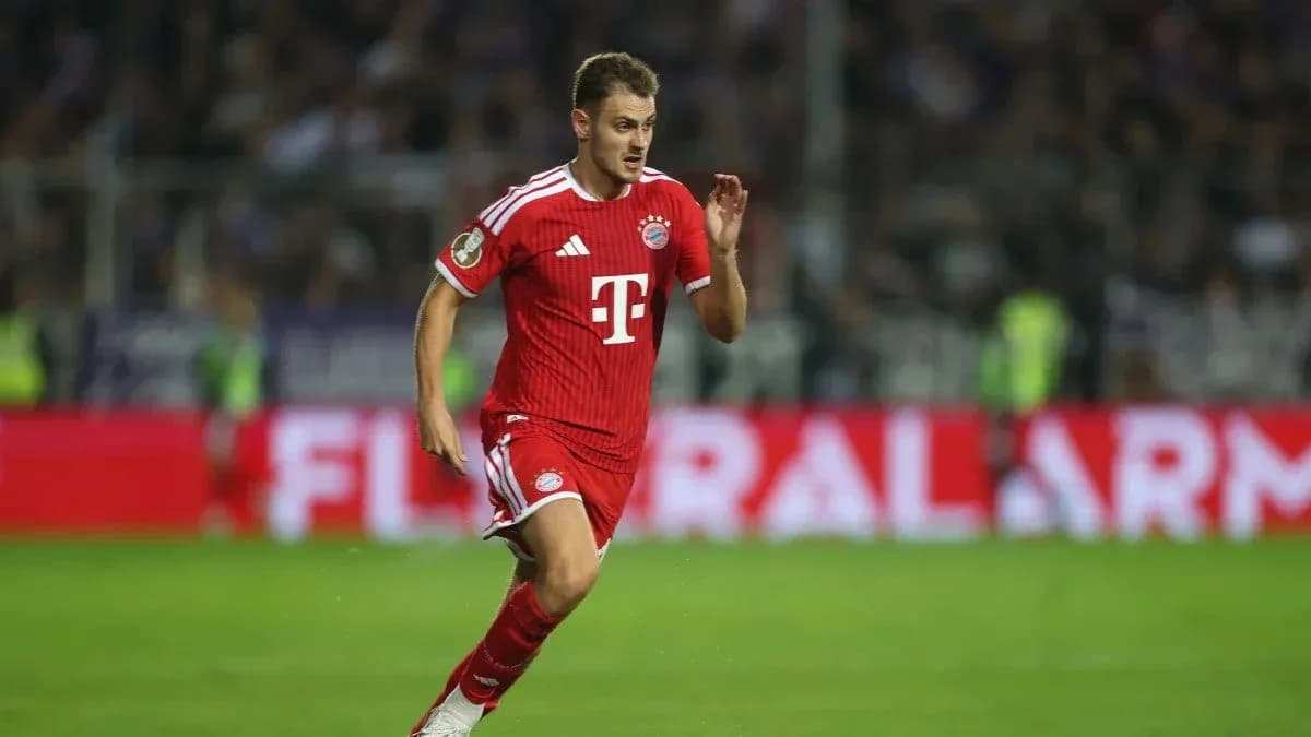 Jugador de Bayern Múnich corriendo en el campo