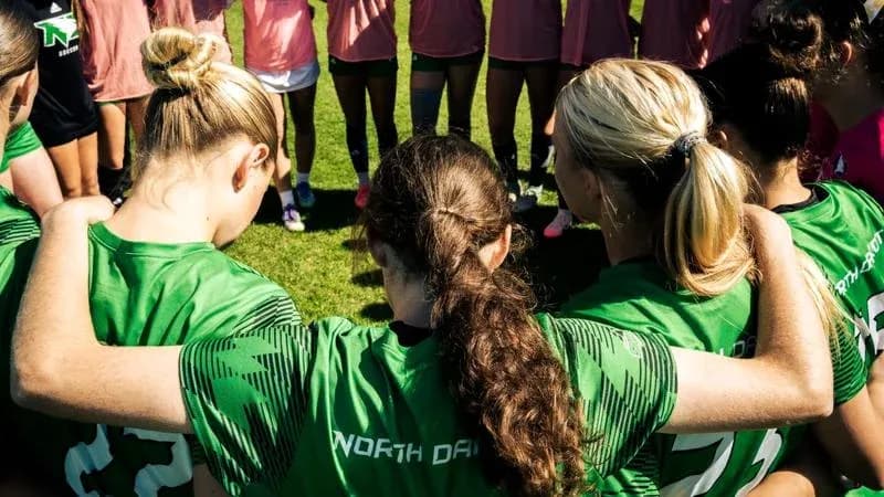Jugadoras de fútbol en círculo antes del entrenamiento