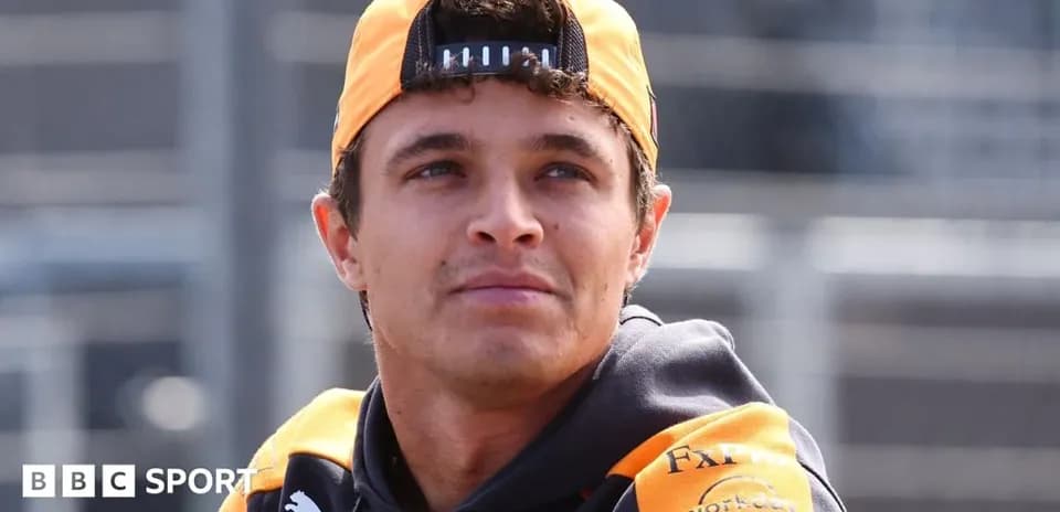 Piloto de Fórmula 1 con gorra de McLaren
