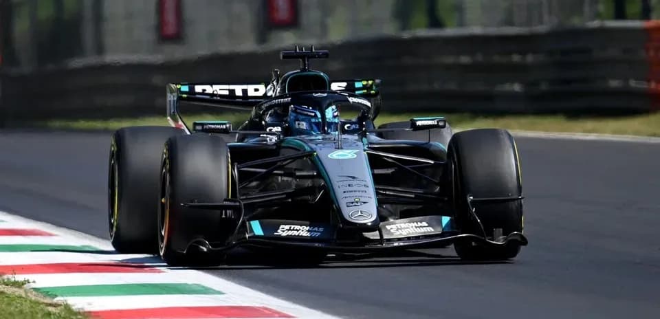 Coche de Fórmula 1 tomando una curva en pista