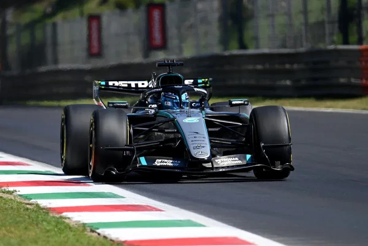 Coche de Fórmula 1 tomando una curva en pista