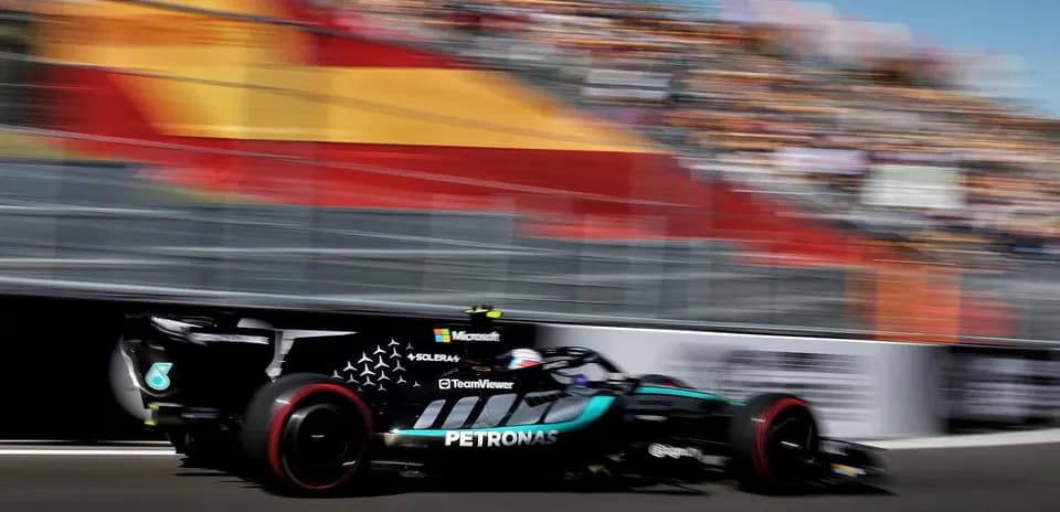 Coche de Fórmula 1 pasando rápidamente por la pista