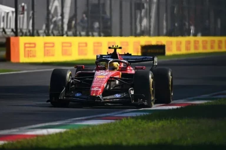 Coche de Fórmula 1 en la pista durante carrera