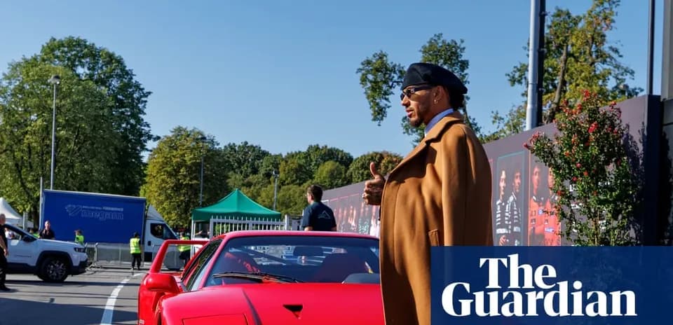Hombre junto a un coche rojo en un evento
