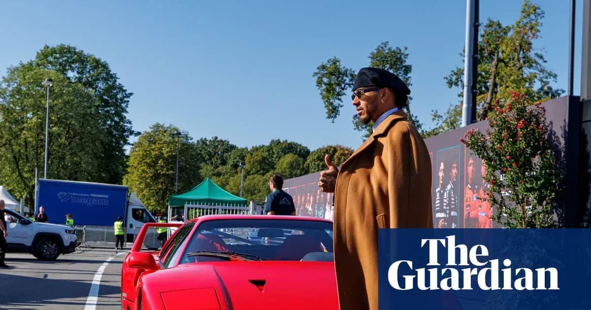 Hombre junto a un coche rojo en un evento