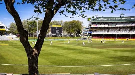 Jugadores de cricket en el campo durante un partido