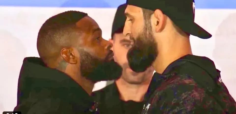 Dos peleadores en un cara a cara antes de la pelea