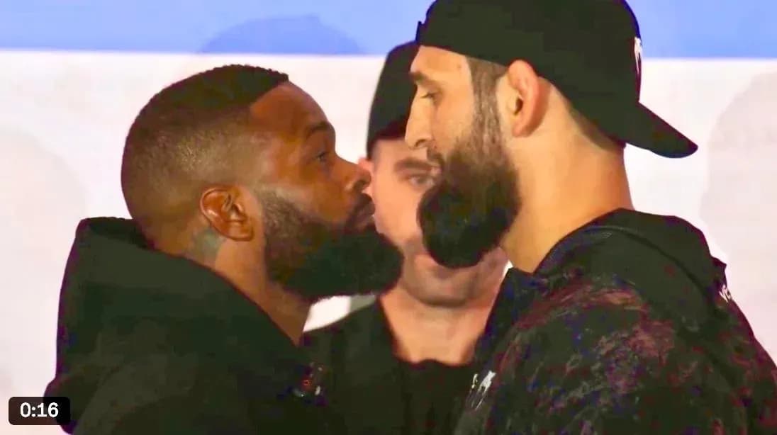 Dos peleadores en un cara a cara antes de la pelea