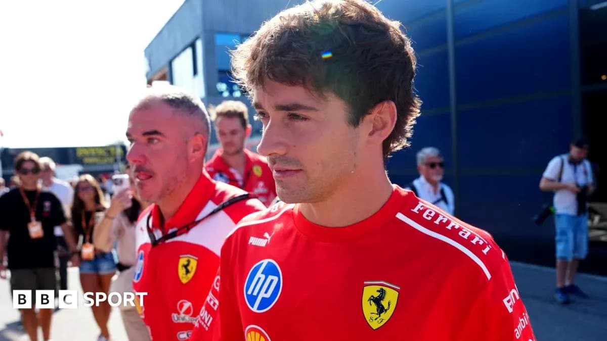 Piloto de Ferrari caminando en el paddock