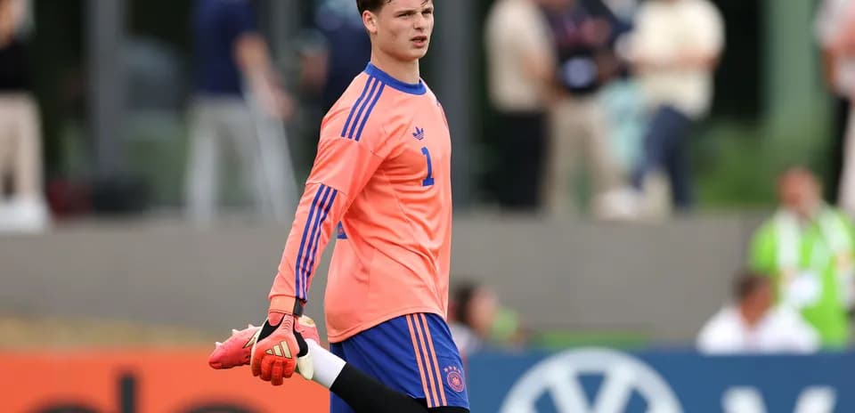 Portero entrenando antes del partido con Alemania