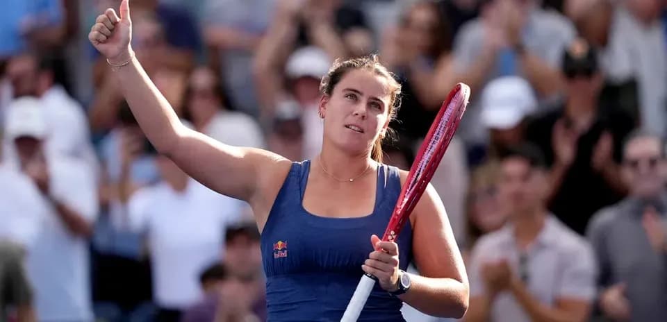 Jugadora de tenis saludando al público tras victoria
