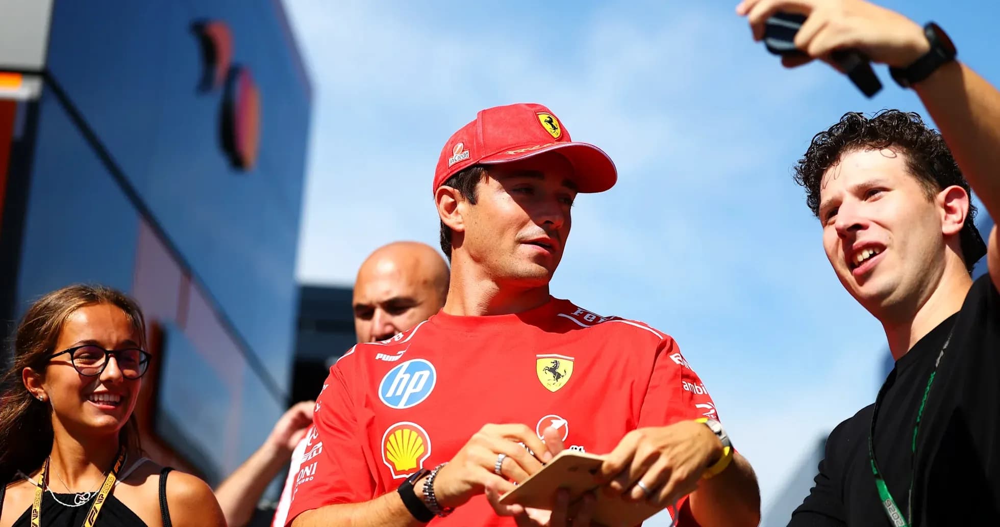 Piloto de Ferrari interactuando con fans en evento