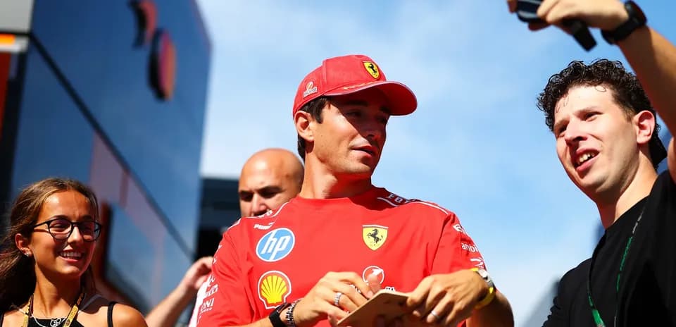 Piloto de Ferrari interactuando con fans en evento
