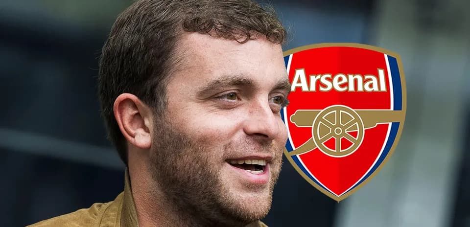 Persona sonriente con escudo de Arsenal de fondo