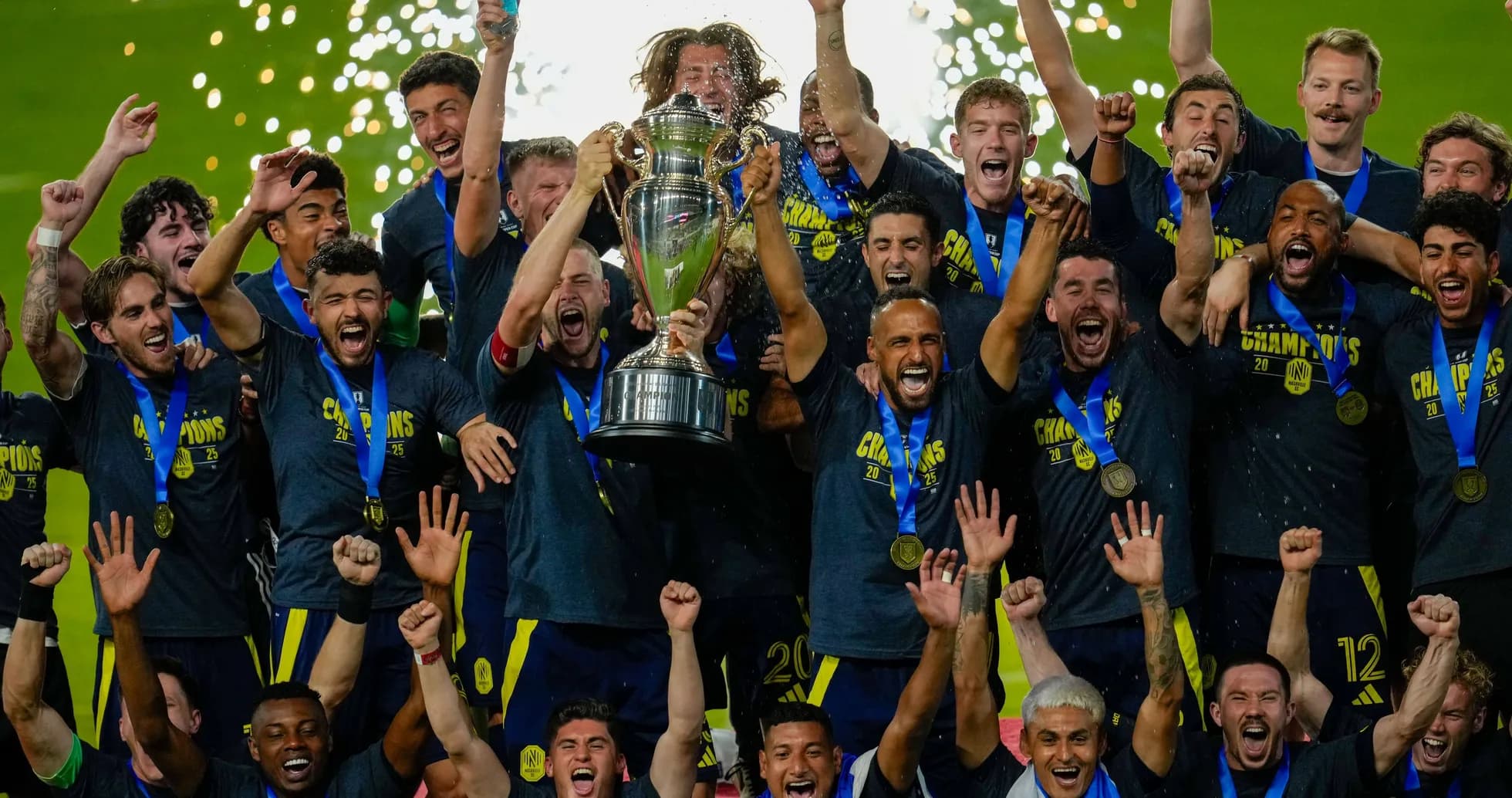 Equipo celebrando con trofeo en la ceremonia de premiación