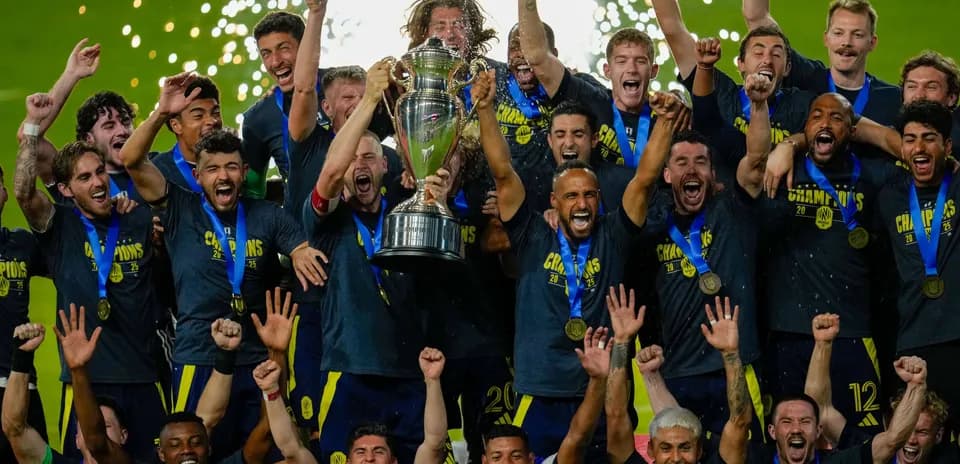 Equipo celebrando con trofeo en la ceremonia de premiación