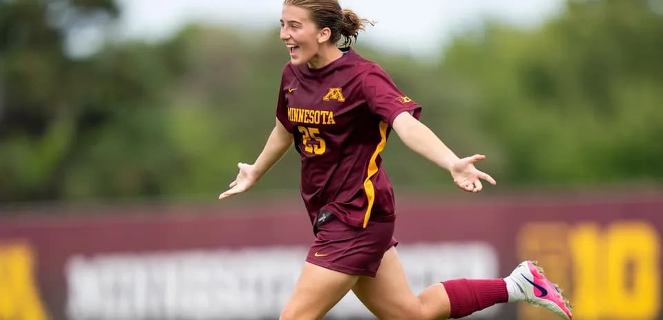 Jugadora de Minnesota celebrando un gol en el campo
