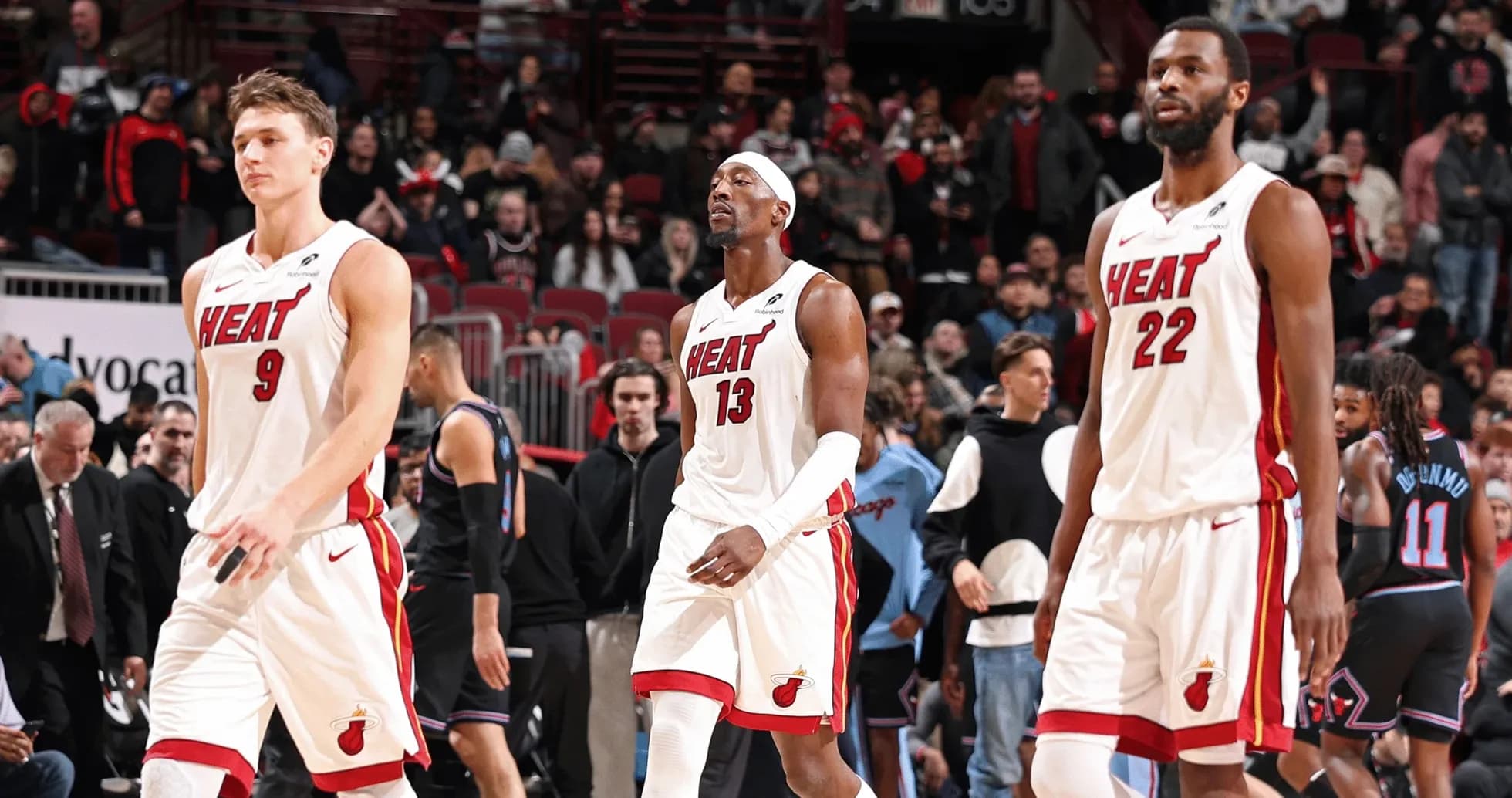 Jugadores de Miami Heat caminando en la cancha