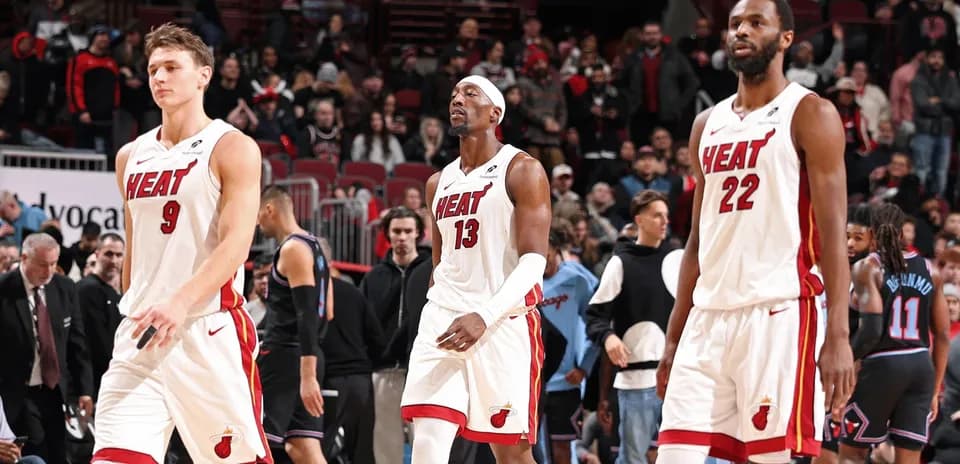 Jugadores de Miami Heat caminando en la cancha