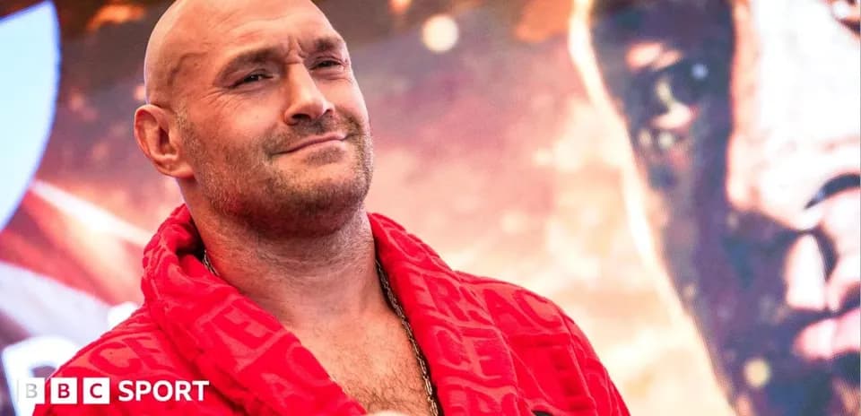 Tyson Fury en evento promocional con bata roja