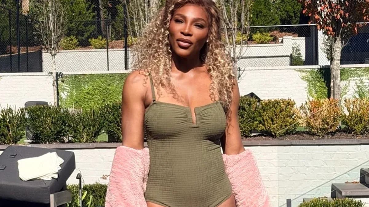 Mujer posando en traje de baño en jardín
