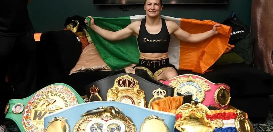 Boxeadora mostrando bandera irlandesa con cinturones