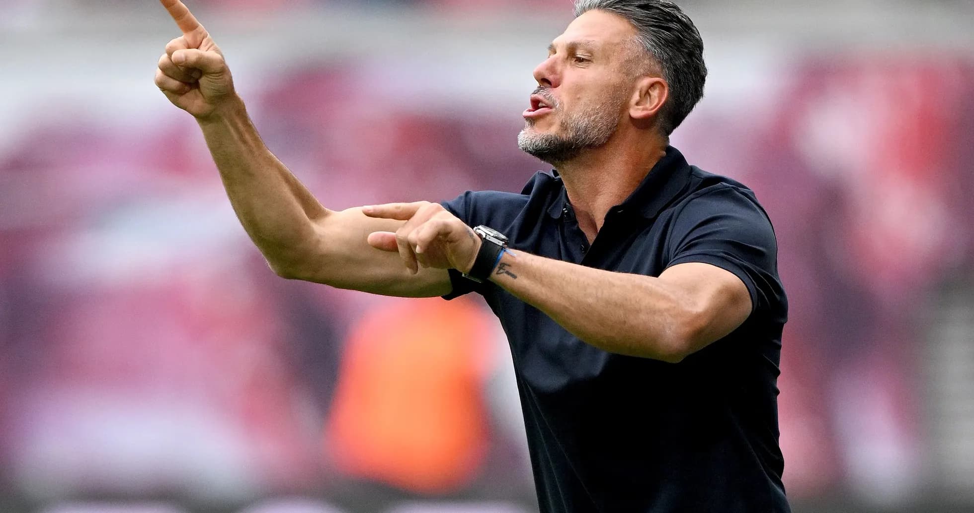 Entrenador dirigiendo a su equipo durante el partido