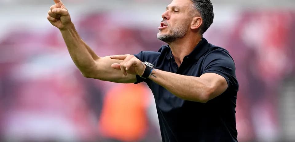 Entrenador dirigiendo a su equipo durante el partido