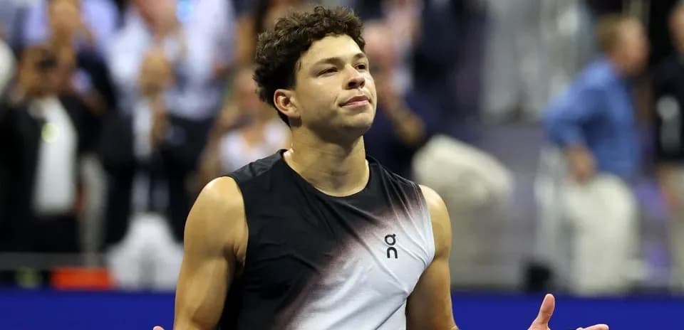 Jugador de tenis gesticulando en la cancha